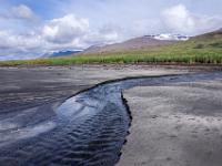 Ein Bach fließt über den Strand ins Meer - Skagaströnd